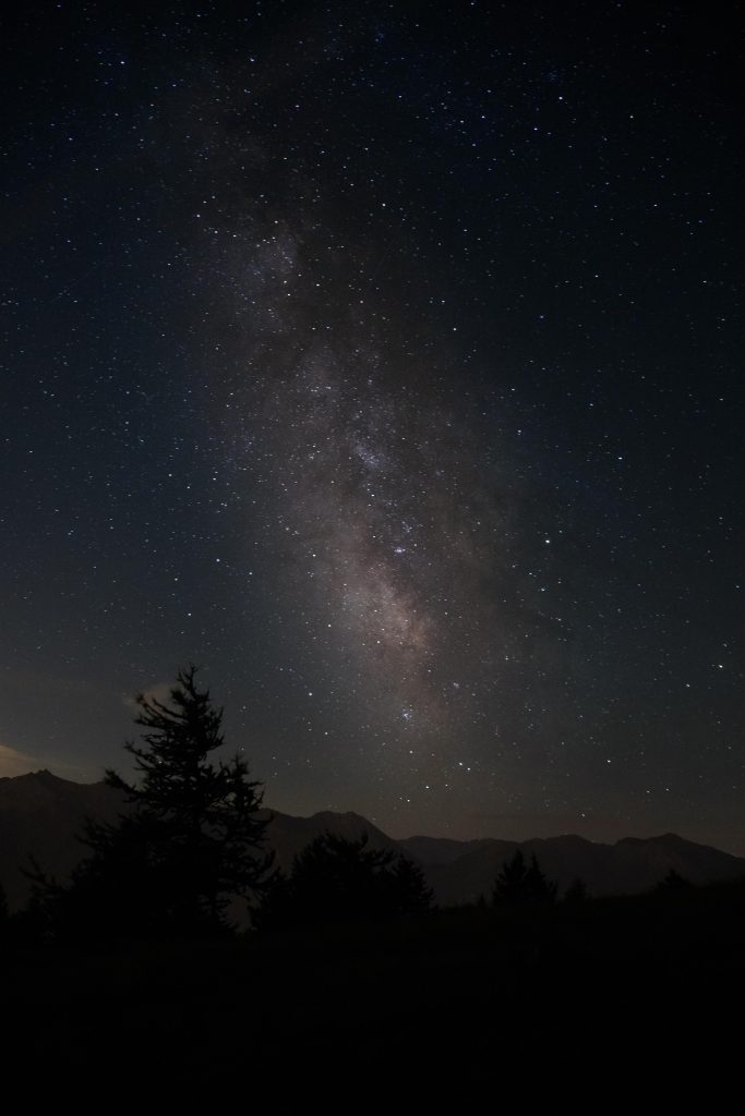 Foto della Via Lattea sopra ad una silouhette di panorama montano