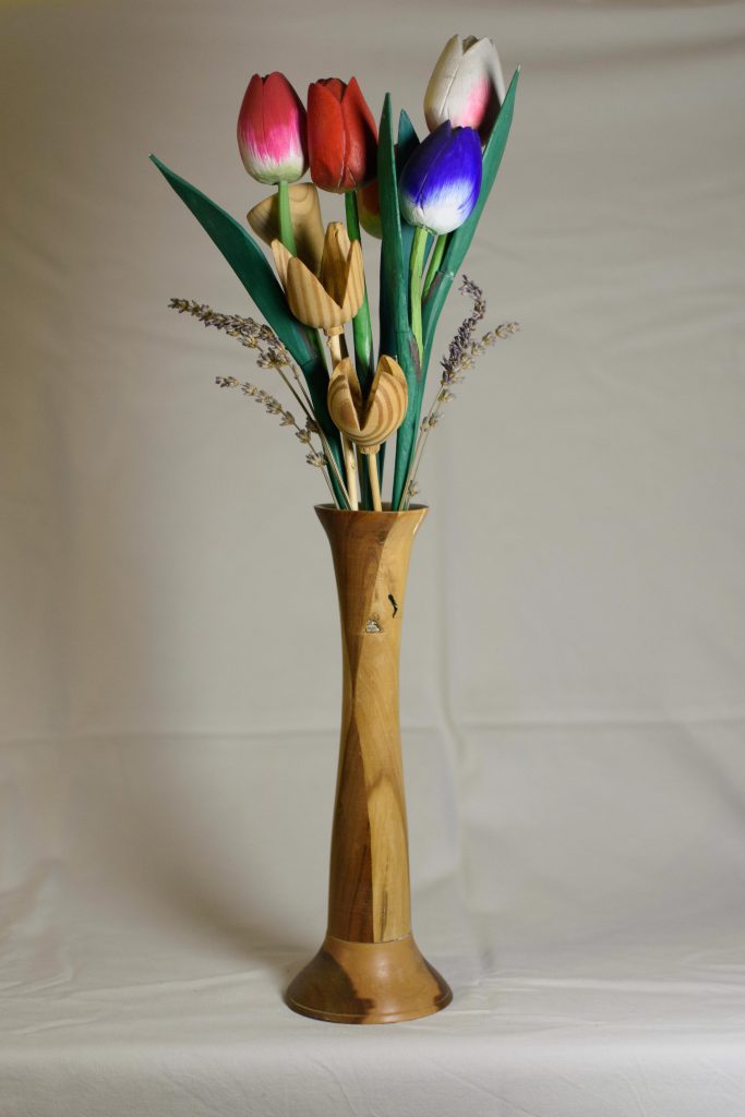 Un bouquet di fiori finti fatti in legno