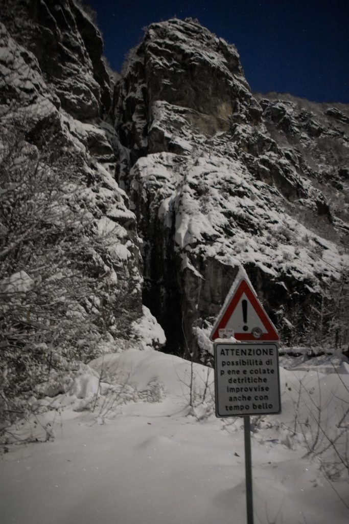 Una cascata innevata di notte 