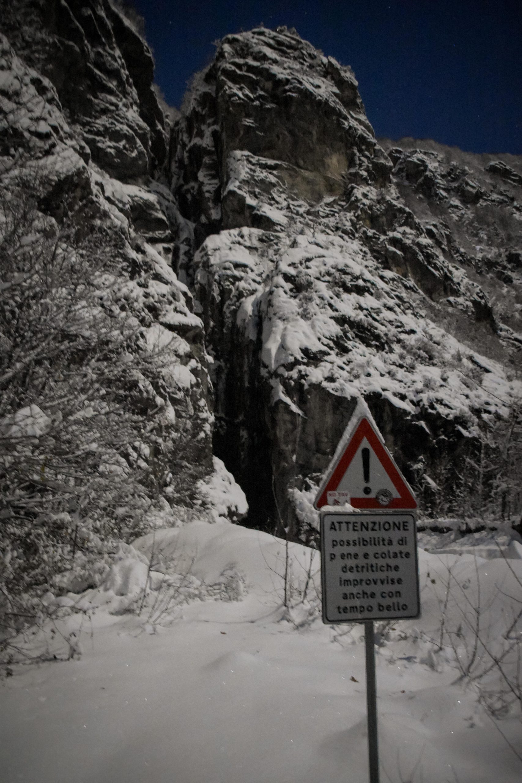 Una cascata innevata di notte