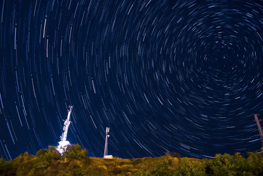 Star Trail sopra un'antenna televisiva